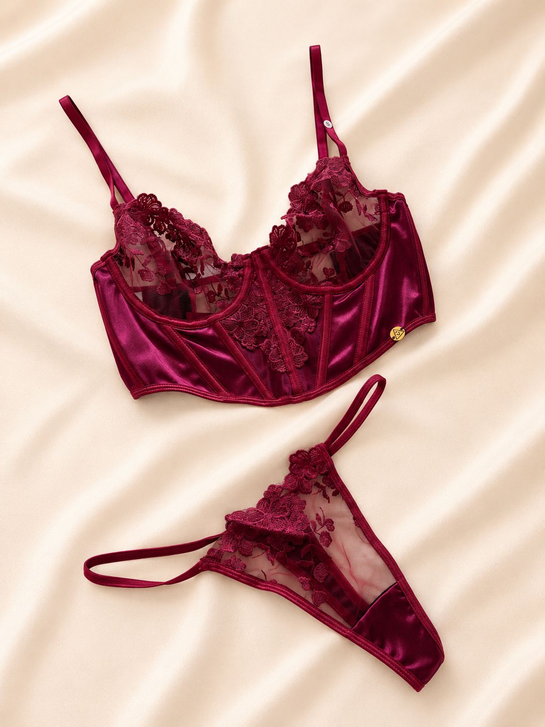 Burgundy / vino — sensualidad elegante